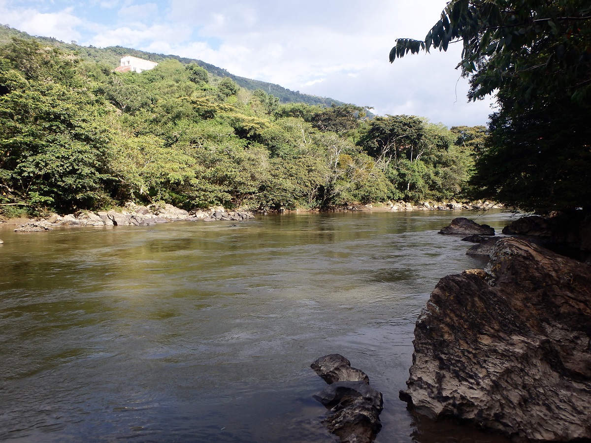 The shore of the Rio Fonce which runs through San Gil. 