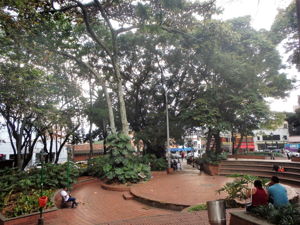 The empty courtyard at Parque El Poblado