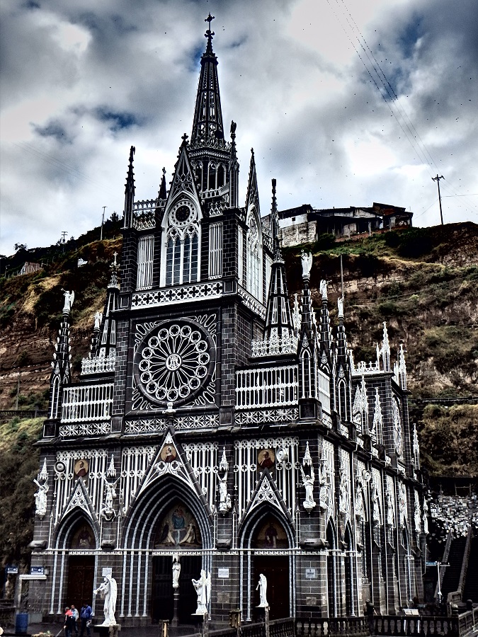 Gazing up at the Santuario Las Lajas