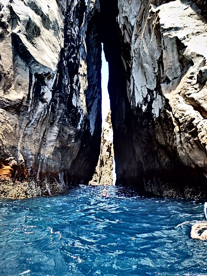 A shot of the crevice in the monolith above the water