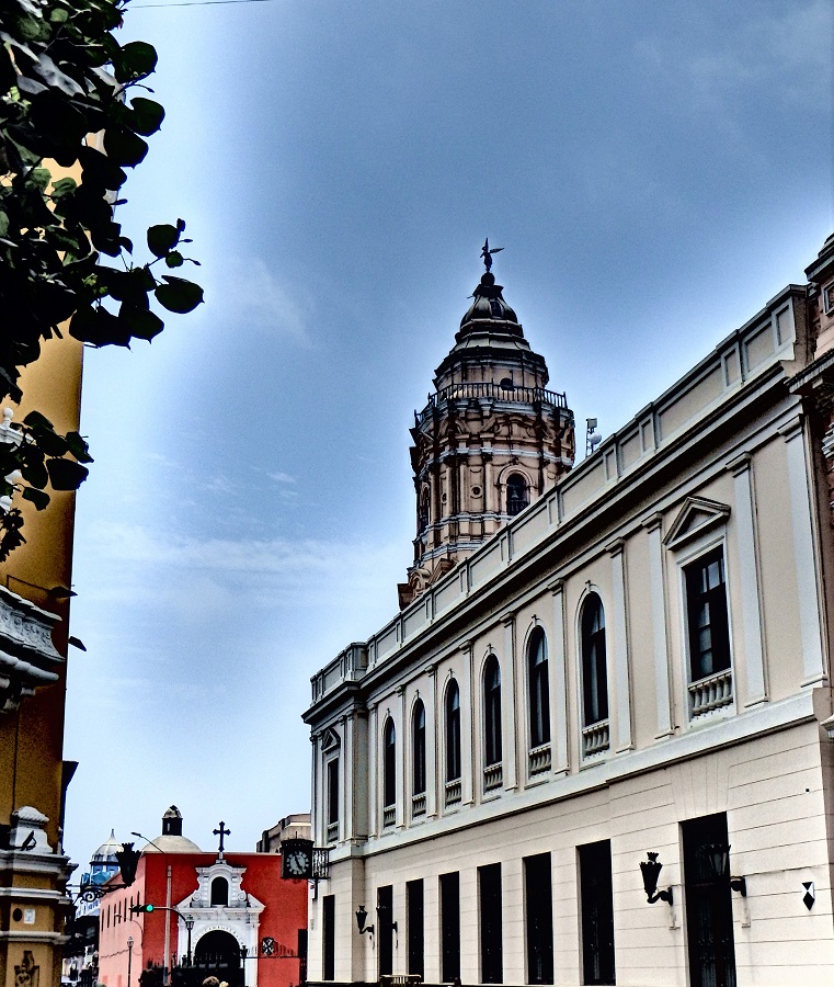 Outside looking up at the Basilica of Santo Domingo 