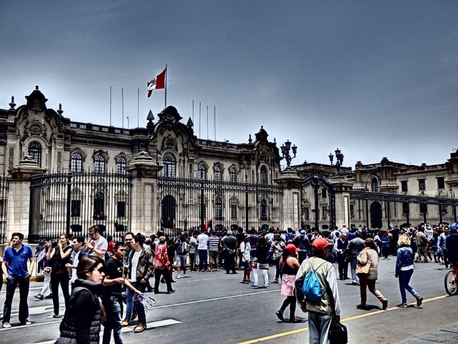 Crowd conjugating in front of the Presidential Palace