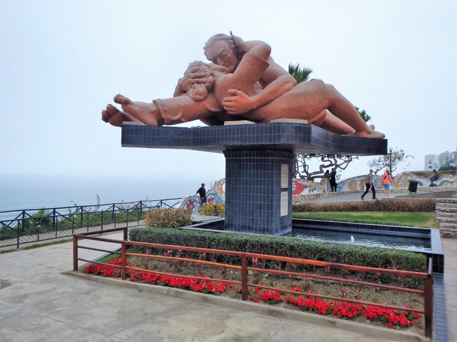 A sculpture of two lovers embracing and kissing